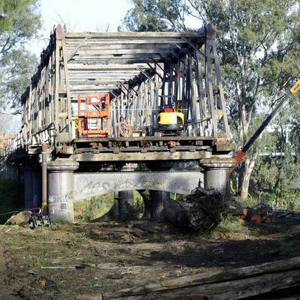 Wagga’s Hampden Bridge begins to fall